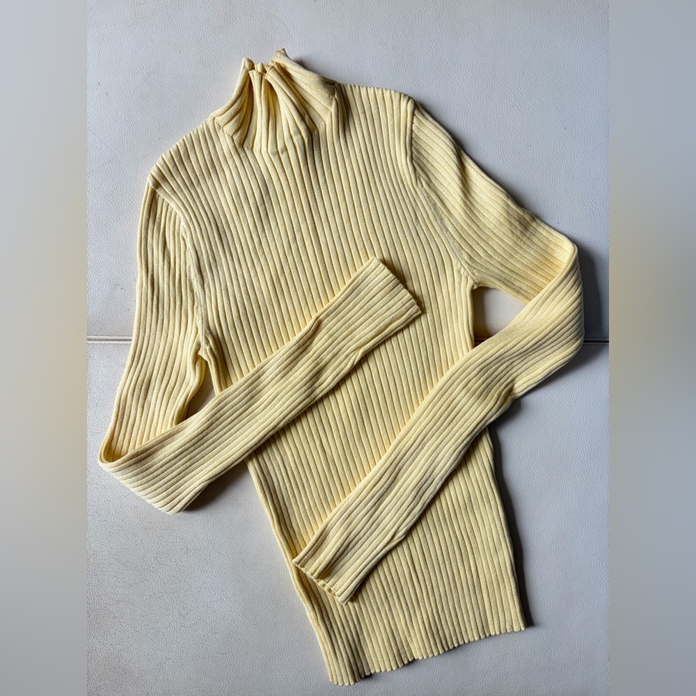Zara Ribbed Long Sleeve Yellos Top Size Small